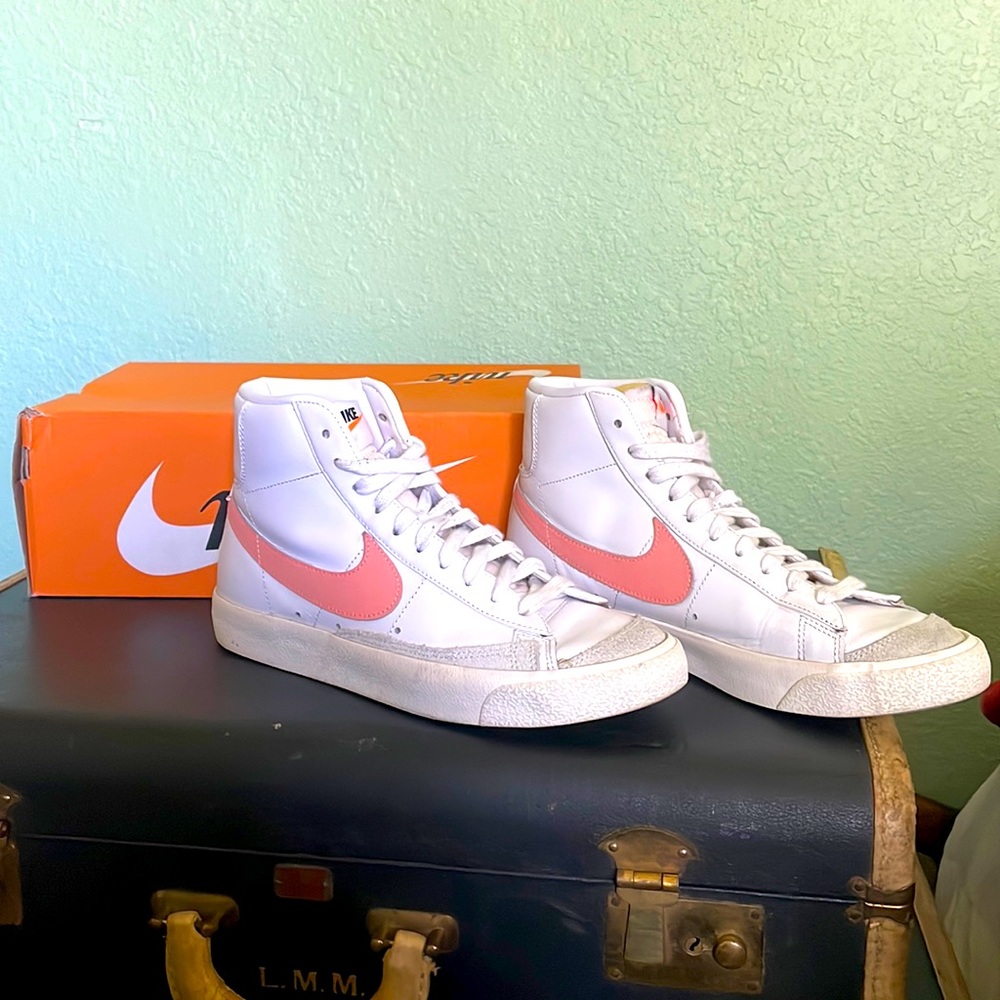 Nike Blazer Mid ‘77‎ pink stripe athletic shoes